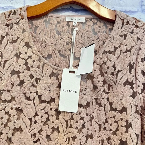 NWT Pleione Women’s Floral Pattern Lace Top With Bell Sleeves - Picture 3 of 7